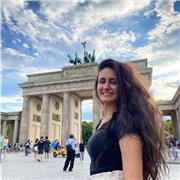 Experienced English Tutor with Media Background Offers Creative Lessons